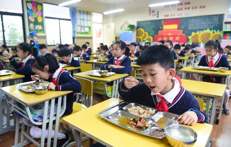 学生餐成“唐僧肉” 谁将黑手伸向学生“盘中餐”？